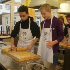 Ćwiczenia gastronomiczne uczniów Szkoły Podstawowej